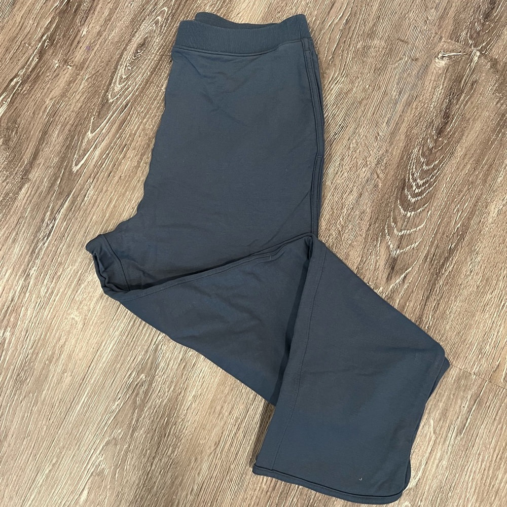 Lululemon cropped straight leg pants, size 6. 
Inseam appx 26”
